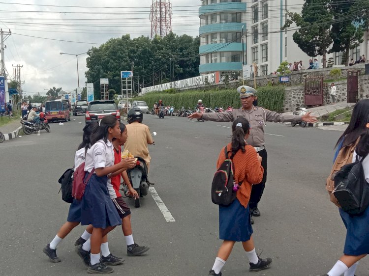 Satuan Lalu Lintas Polres Manggarai Memastikan Keselamatan Pejalan Kaki dan Pengguna Jalan