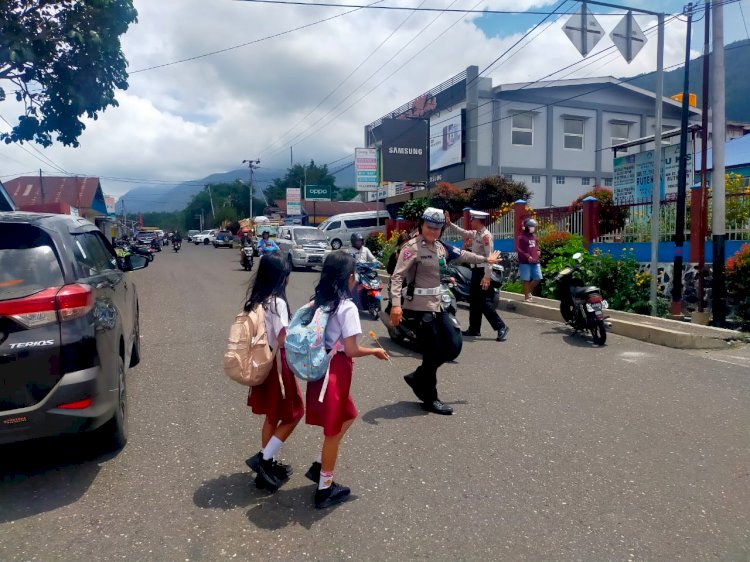 Satuan Lalu Lintas Polres Manggarai Memastikan Keselamatan Pejalan Kaki dan Pengguna Jalan