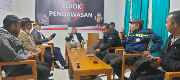 Bhabinkamtibmas Kecamatan Lelak, Aipda Andreas Korsini Ta, Lakukan Patroli Dialogis di Sekretariat Panwascam Lelak