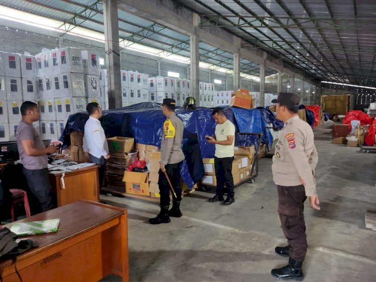 Pastikan Kesiapan Logistik pemilu, Kapolres Manggarai Cek Langsung Gudang Logistik KPU Kabupaten Manggarai.