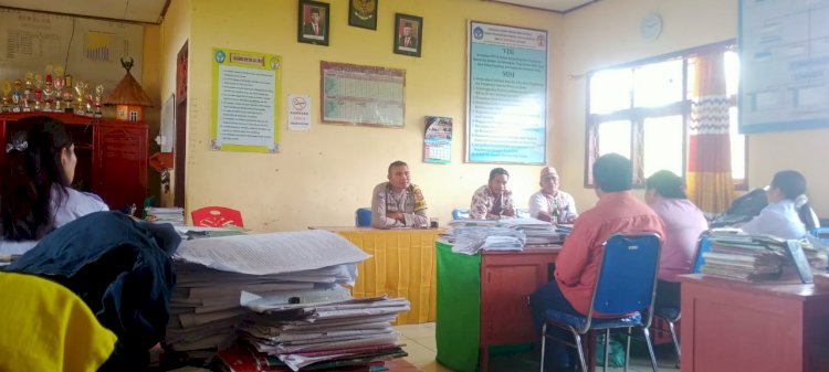 BRIPTU CHARLES DARWIN Berikan Himbauan Kamtibmas dalam Kegiatan Patroli Dialogis di SMPK ST. Stefanus Ketang