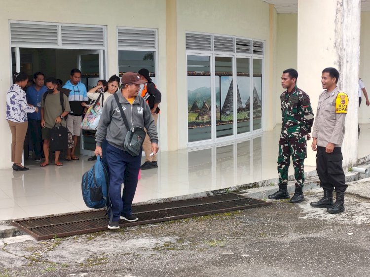 Pospol KP3 Udara Frans Sales Lega Ruteng Lakukan Pengamanan Pesawat Wings Air ATR 72-500