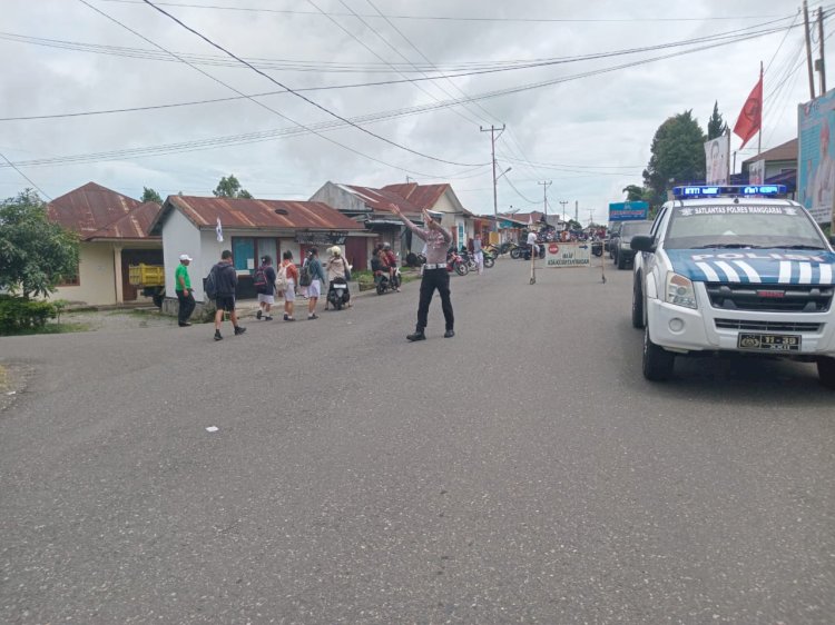 Satuan Lalu Lintas Polres Manggarai lakukan Pengamanan Sholat Jumat di Masjid Agung Baiturahman Kumba