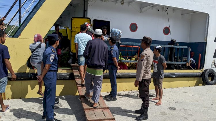 KP3 Laut Reo Lakukan Pengamanan Kapal Penumpang KM.SABUK NUSANTARA 55 di Pelabuhan Laut Reo