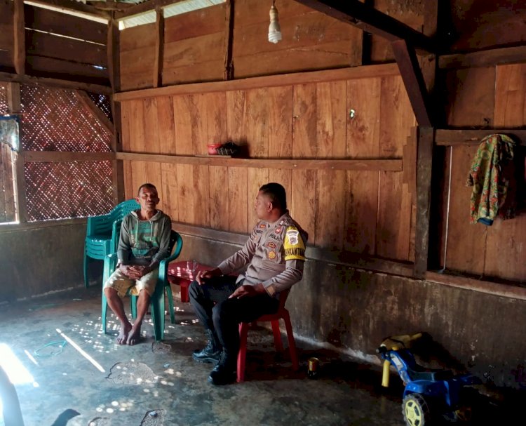 Brigpol Agustinus Yatarten Melaksanakan Giat Patroli Dan Himbau Kamtibmas Di Desa Compang Cibal