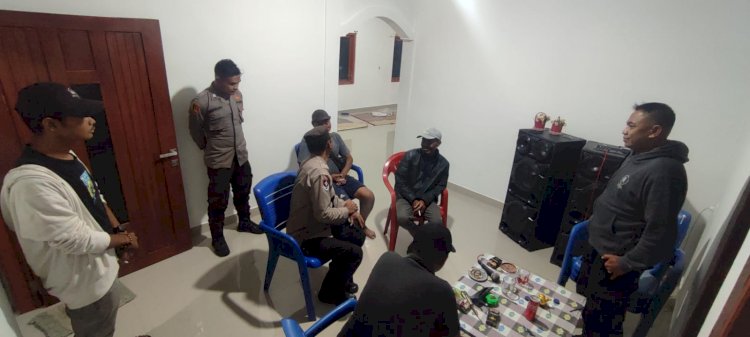 Piket SPKT dan Piket Fungsi Polres Manggarai Tanggap Keluhan Warga, Hentikan Kegiatan Karaoke Larut Malam di Cewonikit, Ruteng