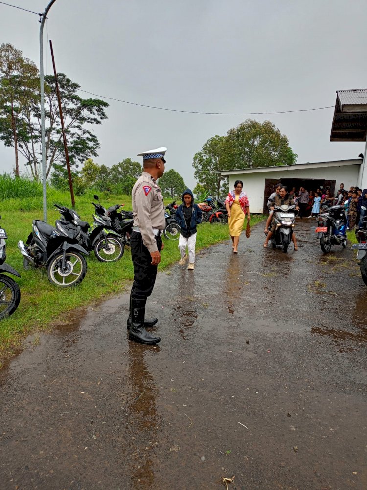 Jaga Keamanan dan Kenyamanan Ibadah Minggu di Gereja-Gereja Kabupaten Manggarai: Polres Manggarai Terjunkan Personil Pengamanan