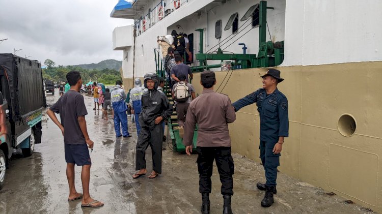 Pengamanan Kapal Penumpang KM.SABUK NUSANTARA 49 di Pelabuhan Laut Kelas II Reo