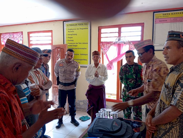 Jelang Pemilu,  Bhabinkamtibmas dan Babinsa Patroli di Desa Satar Loung, Manggarai