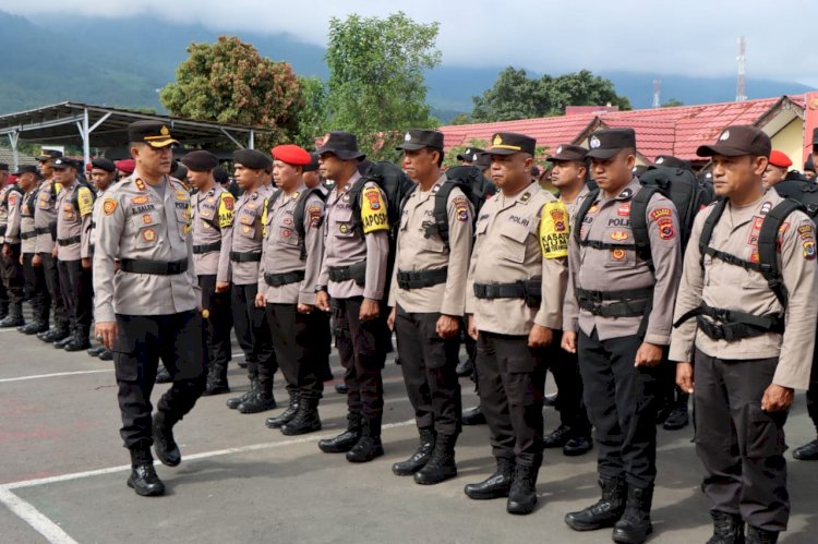 Kapolres Manggarai Pimpin Apel Pergeseran Pasukan Pengamanan Tps Pemilu 2024 Pada Operasi Mantap Brata Turangga 2023-2024 di Wilayah Hukum Polres Manggarai