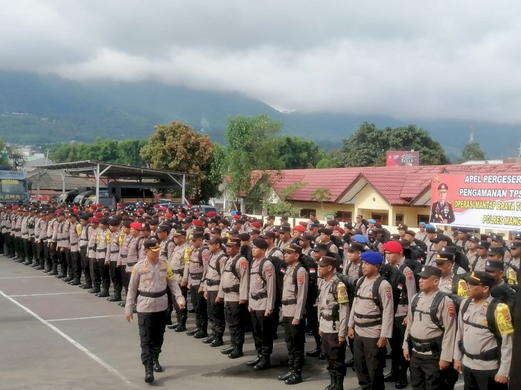 Kapolres Manggarai Pimpin Apel Pergeseran Pasukan Pengamanan Tps Pemilu 2024 Pada Operasi Mantap Brata Turangga 2023-2024 di Wilayah Hukum Polres Manggarai