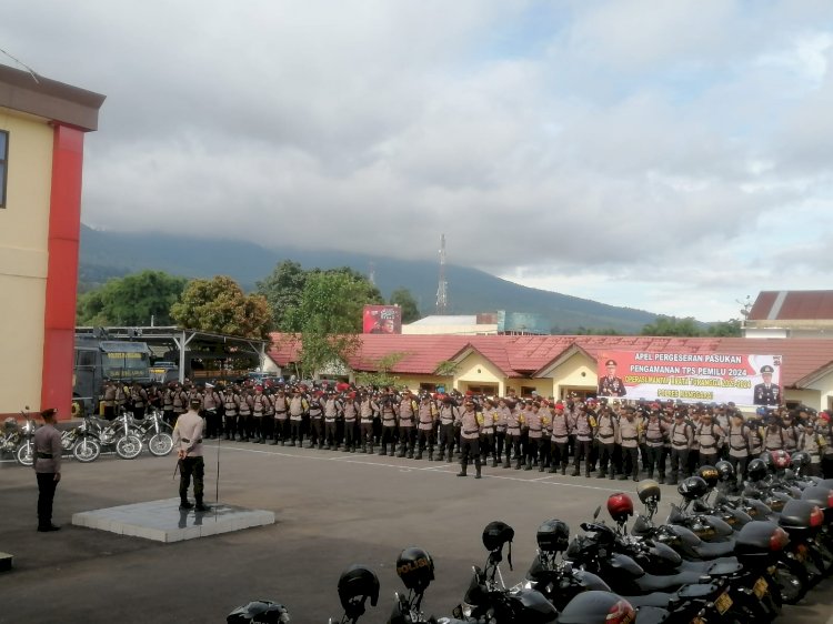 Kapolres Manggarai Pimpin Apel Pergeseran Pasukan Pengamanan Tps Pemilu 2024 Pada Operasi Mantap Brata Turangga 2023-2024 di Wilayah Hukum Polres Manggarai