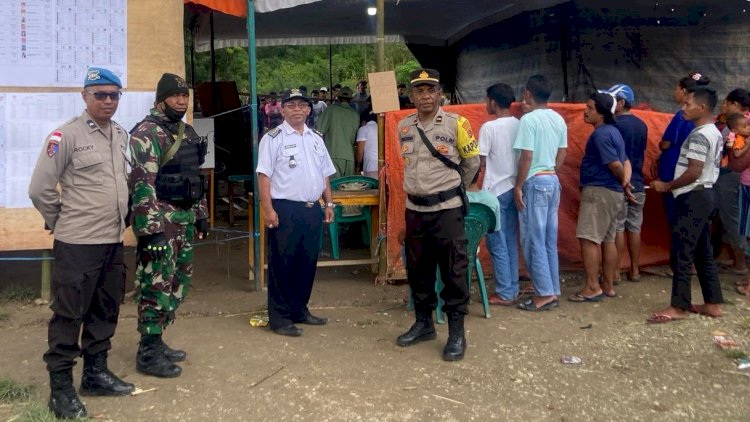 Patroli Gabungan TNI-Polri dan Sambang TPS Bersama Camat Cibal, dalam Proses Pemungutan Suara Pemilu Berlangsung Lancar