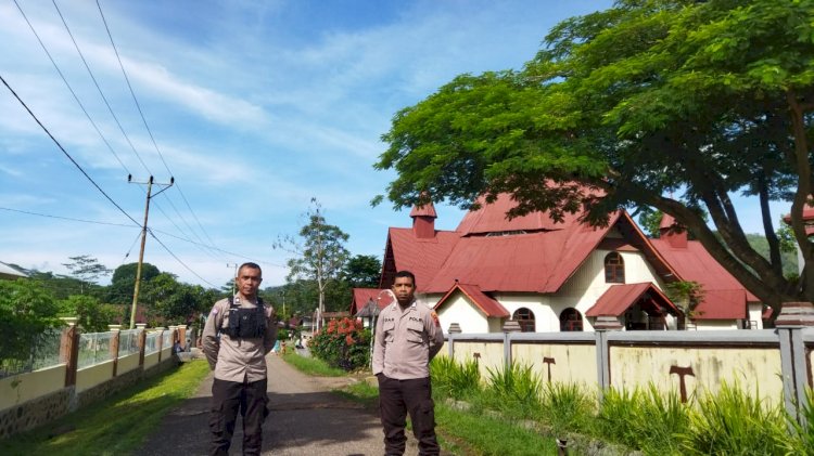 Polsek Cibal terjunkan Personel Pengamanan Perayaan Misa di Gereja Paroki Kristus Raja Pagal