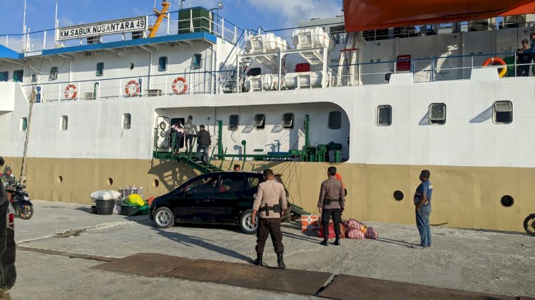 Pengamanan Ketat Kapal Penumpang KM.SABUK NUSANTARA 49 di Pelabuhan Laut Reo