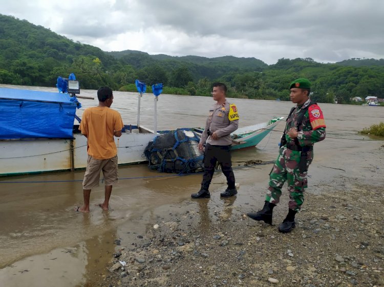Kapolsek Reo Pantau Situasi Daerah Rawan Banjir di Wilayah Kecamatan Reok