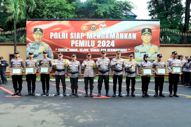 Apresiasi Perolehan Nilai Kompetensi Tertinggi, Kadiv Humas Beri Beasiswa 6 Bintara