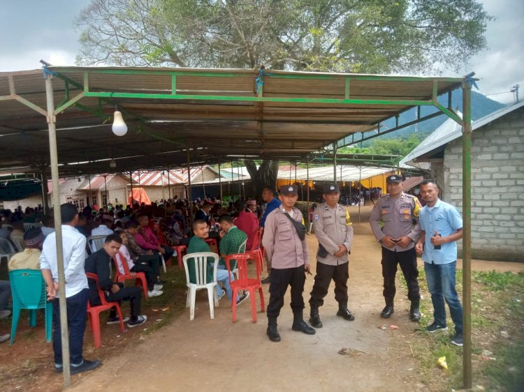 Kapospol Lelak dan Bhabinkamtibmas Lakukan Pengamanan Perayaan Misa Sulung.