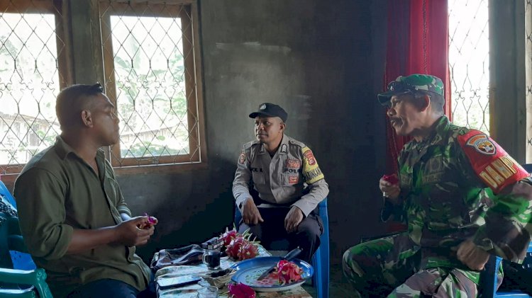 Bhabinkamtibmas Bripka Semris Bell Himbau Warga Reok Barat Waspada Selama Musim Hujan