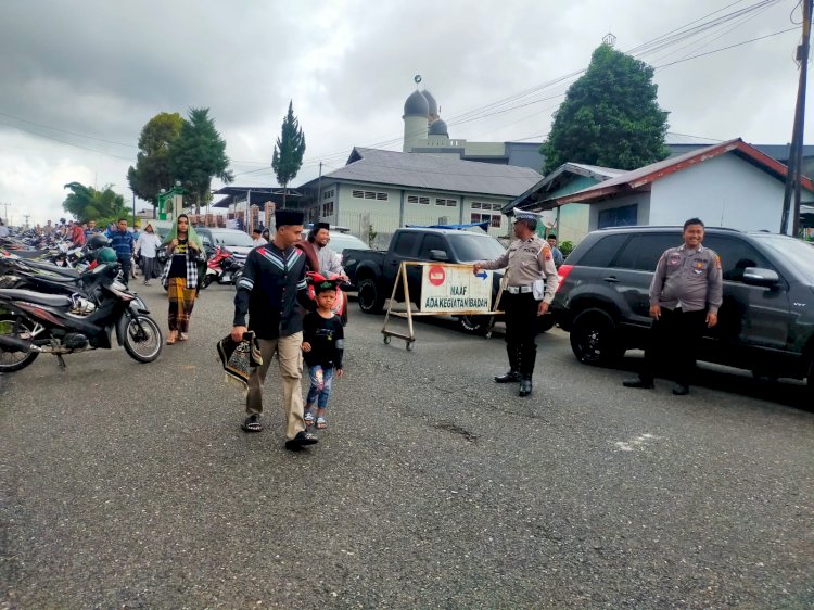 Sat. Lantas Polres Manggarai lakukan Pengamanan dan Pengaturan Lalu Lintas di Masjid Agung Baiturahman Ruteng.