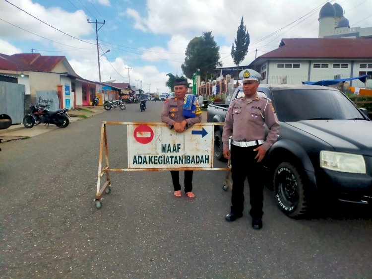 Sat. Lantas Polres Manggarai lakukan Pengamanan dan Pengaturan Lalu Lintas di Masjid Agung Baiturahman Ruteng.