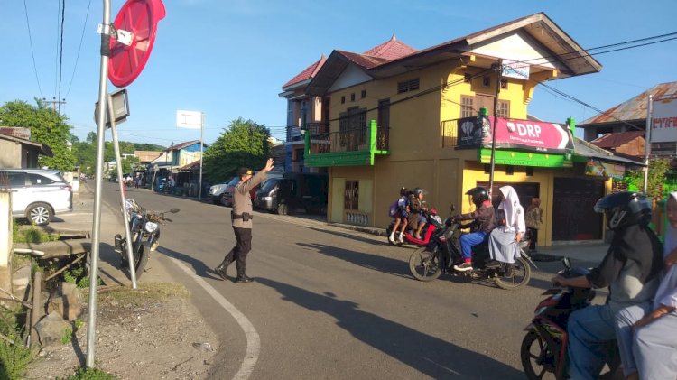 Polsek Reo Terjunkan Personel Pengamanan Strong Point dan Pengaturan Lalu Lintas