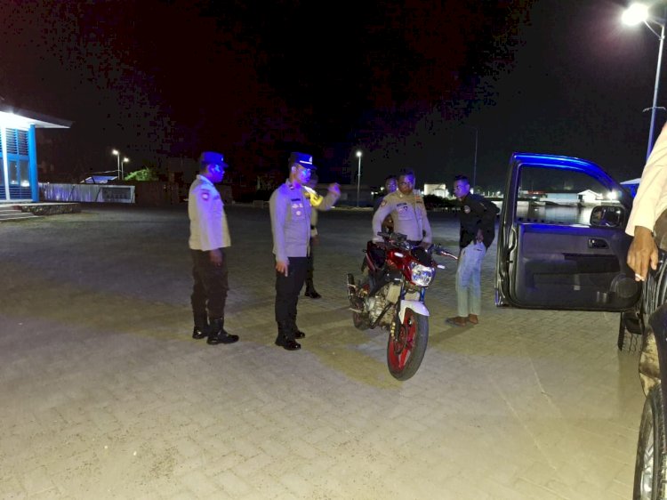 Kapolsek Reo Pimpin Patroli Rutin Malam Hari, Pastikan Situasi Wilayah Terpantau Aman