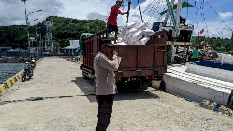 Pengamanan Aktivitas Bongkar Muat di Pelabuhan Laut Kelas II Reo Berjalan Lancar