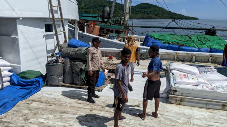 KP3 Laut Reo : Pengamanan Aktifitas Bongkar Muat di Pelabuhan Laut Kelas II Reo Berlangsung Lancar