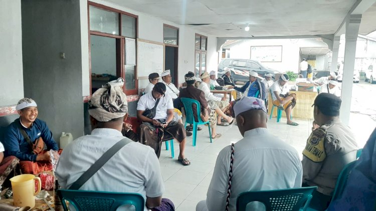 Jaga Keamanan dan Kenyamanan Ibadah: Bhabinkamtibmas Amankan Hari Raya Kuningan di Pura Agung Waso Giri Natha Ruteng