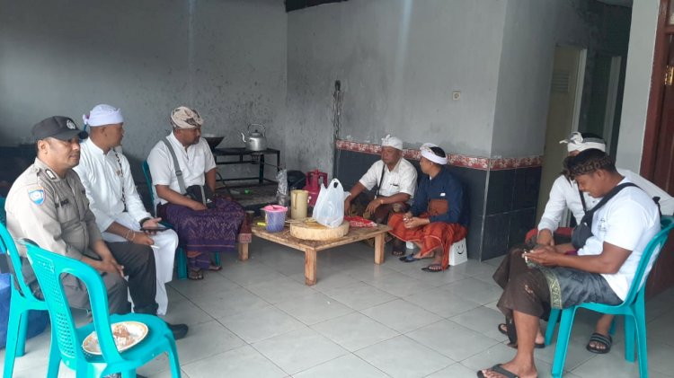 Jaga Keamanan dan Kenyamanan Ibadah: Bhabinkamtibmas Amankan Hari Raya Kuningan di Pura Agung Waso Giri Natha Ruteng