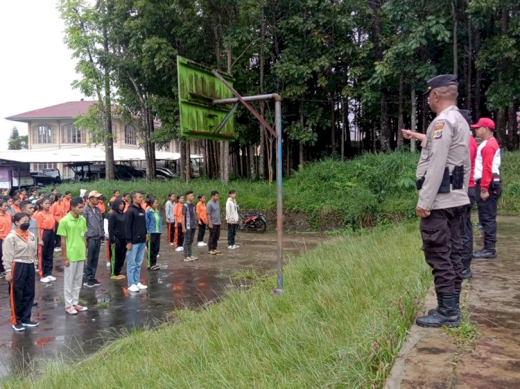 KBO Binmas Polres Manggarai Pimpin Pelatihan Baris Berbaris untuk Mahasiswa Unika St. Paulus Ruteng