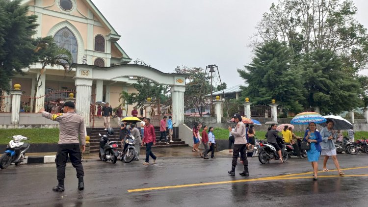 Polres Manggarai Terjunkan Personil Pengamanan, Jaga Keamanan dan Kenyamanan Ibadah Minggu di Gereja-Gereja Kabupaten Manggarai