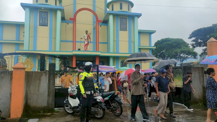 Polres Manggarai Terjunkan Personil Pengamanan, Jaga Keamanan dan Kenyamanan Ibadah Minggu di Gereja-Gereja Kabupaten Manggarai