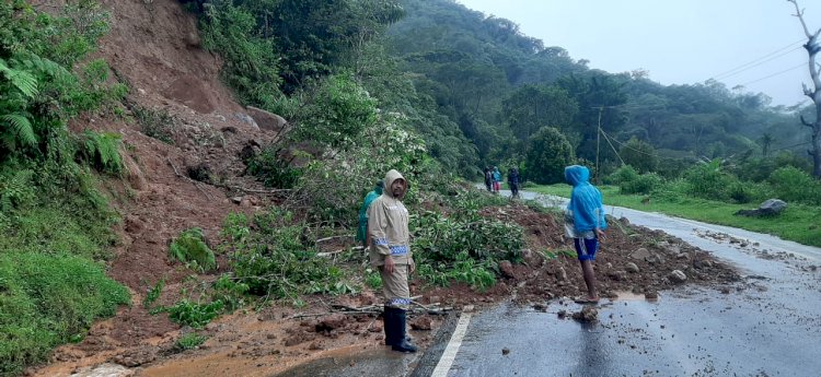 Bhabinkamtibmas Bersama Warga Bersihkan Tanah Longsor di Jalur Ruteng-Reo