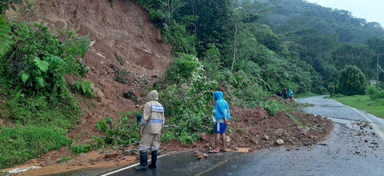 Bhabinkamtibmas Bersama Warga Bersihkan Tanah Longsor di Jalur Ruteng-Reo