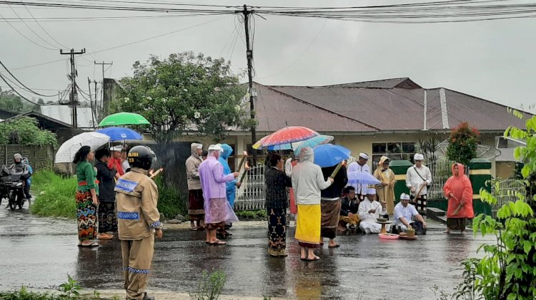 Bhabinkamtibmas Pastikan Kegiatan Tawur Agung Kesanga Berjalan Lancar di Pura Agung Waso Giri Natha Ruteng