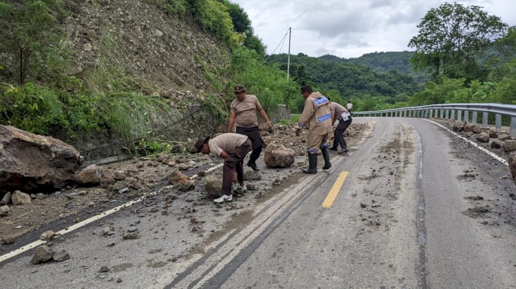 Personel Polsek Reo Polres Manggarai, Bersama Warga Gotong royong Bersihkan Material Longsor dan Banjir