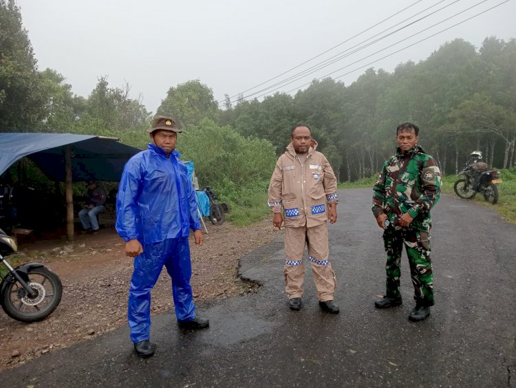 Polsek satar Mese Lakukan Pengamanan jalur Ruteng-Iteng yang Macet akibat Kecelakaan Tertimpa Tiang Listrik