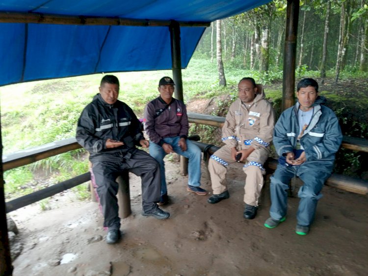 Polsek satar Mese Lakukan Pengamanan jalur Ruteng-Iteng yang Macet akibat Kecelakaan Tertimpa Tiang Listrik