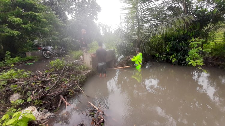 Bripka Stanislaus K.Tandi Bersama Warga Bersihkan Gorong-Gorong Tersumbat di Reok Barat