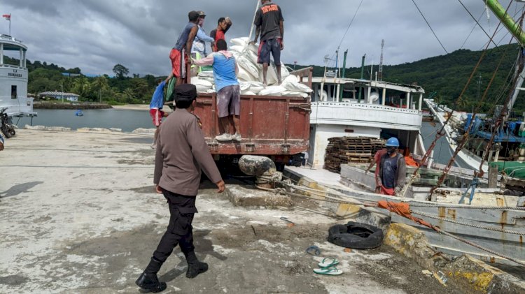 Pengamanan Aktifitas Bongkar Muat di Pelabuhan Laut Kelas II Reo Berlangsung Lancar