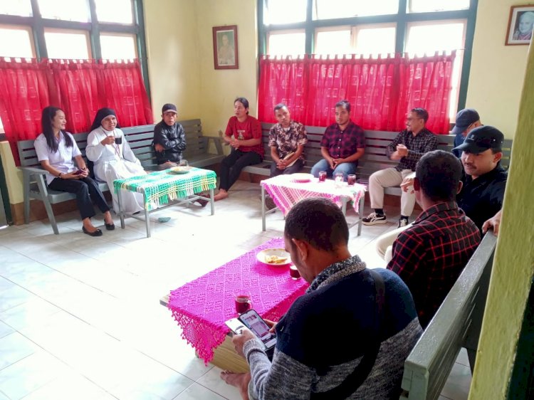 Persiapan Perayaan Paskah, Kapospol Lelak dan Bhabinkamtibmas lakukan Patroli dan Sambang di Paroki Rejeng.