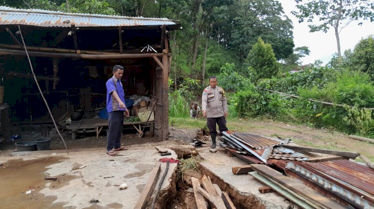 Bhabinkamtibmas himbau warga tetap waspada Potensi Bencana akibat Cuaca Ekstrem.