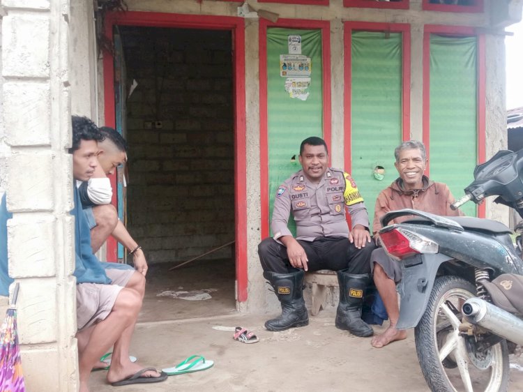 Patroli Dialogis, Brigpol Agustinus Yatarten Membagikan Pesan Keamanan Di Kecamatan Cibal Barat