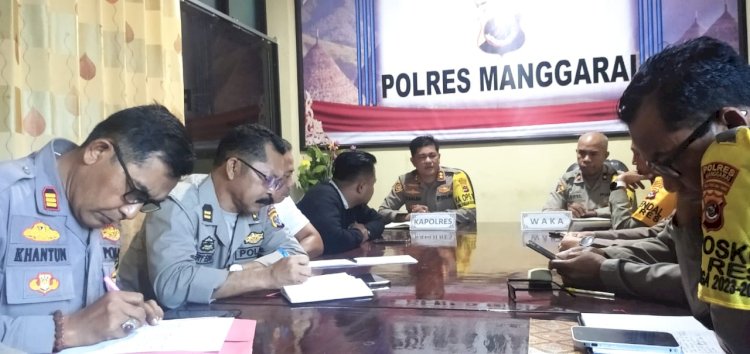 Kapolres Manggarai sampaikan arahan penting dalam Rapat Anev Mingguan Polres Manggarai.