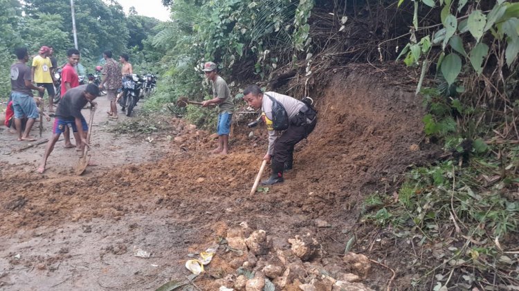 Aipda Kornelius Jemarus, Bhabinkamtibmas Kecamatan Rahong Utara, Beraksi bersama warga Bersihkan Material Longsor.