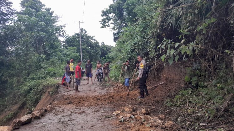 Aipda Kornelius Jemarus, Bhabinkamtibmas Kecamatan Rahong Utara, Beraksi bersama warga Bersihkan Material Longsor.