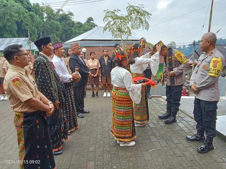 JUMAT CURHAT CARI BERKAH JUMAT: Kapolres Manggarai Ajak Siswa dan Guru SMK Swakarsa Ruteng Berbagi Cerita dan Pengalaman