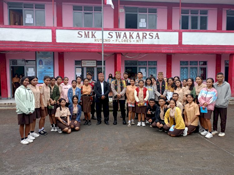 JUMAT CURHAT CARI BERKAH JUMAT: Kapolres Manggarai Ajak Siswa dan Guru SMK Swakarsa Ruteng Berbagi Cerita dan Pengalaman